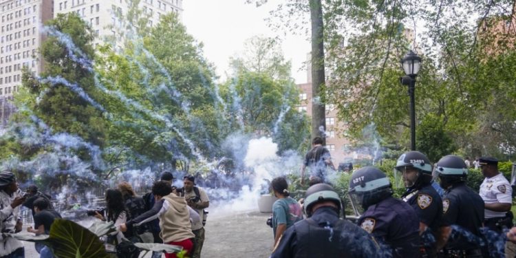 giveaway-gone-wrong:-twitch-celeb-charged-for-inciting-riot-in-nyc-–-10news.com