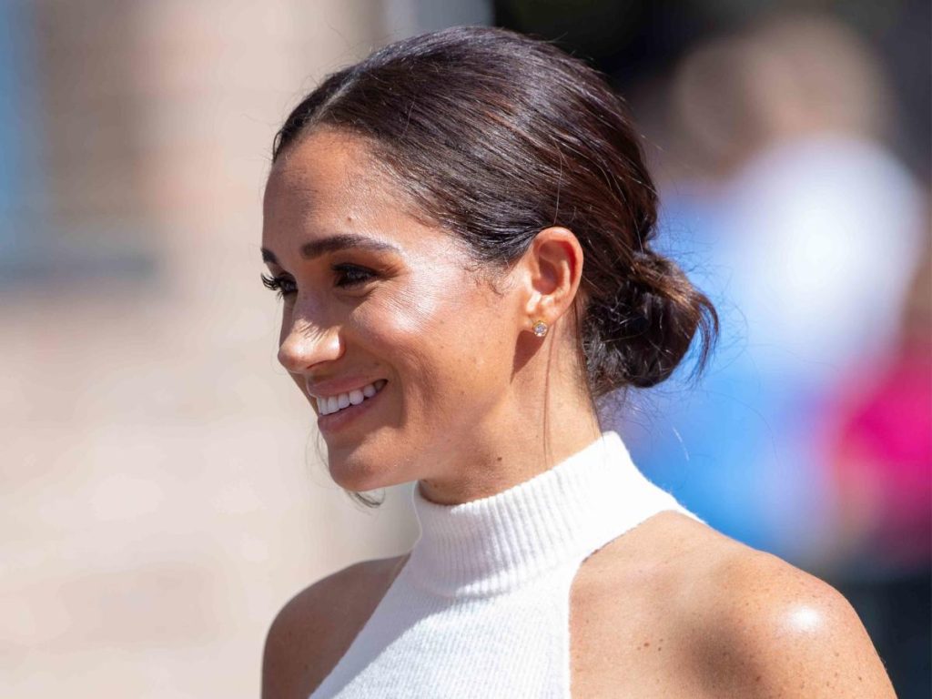 meghan-markle's-transitional-top-is-a-genius-outfit-elevating-staple-you'll-wear-for-the-…