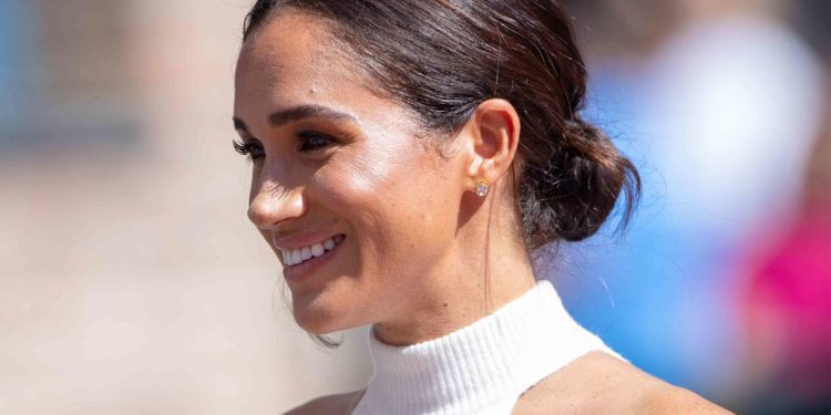 meghan-markle's-transitional-top-is-a-genius-outfit-elevating-staple-you'll-wear-for-the-…