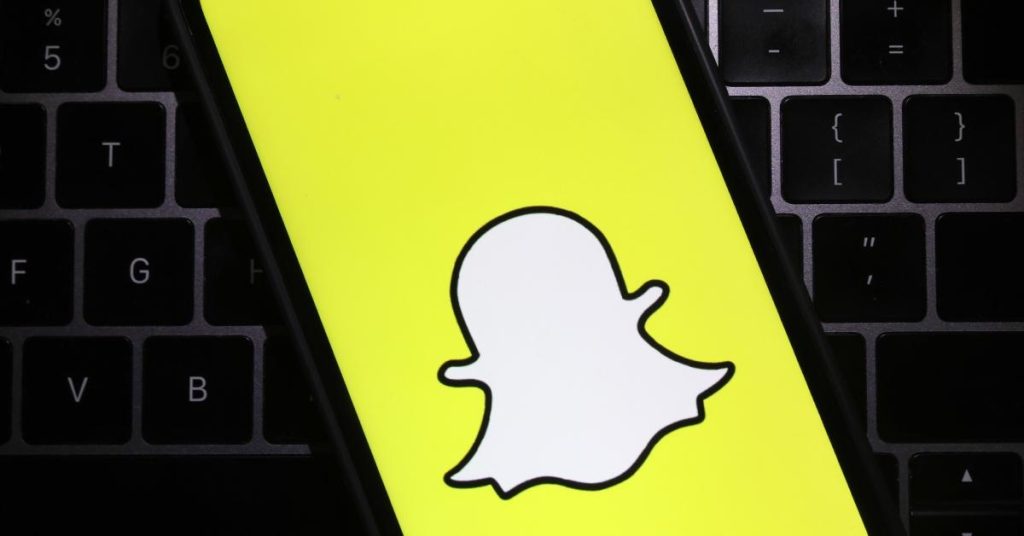 what-does-“in-a-group-with-me”-mean-on-snapchat?-–-distractify