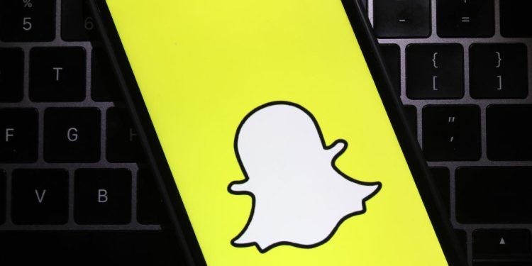what-does-“in-a-group-with-me”-mean-on-snapchat?-–-distractify