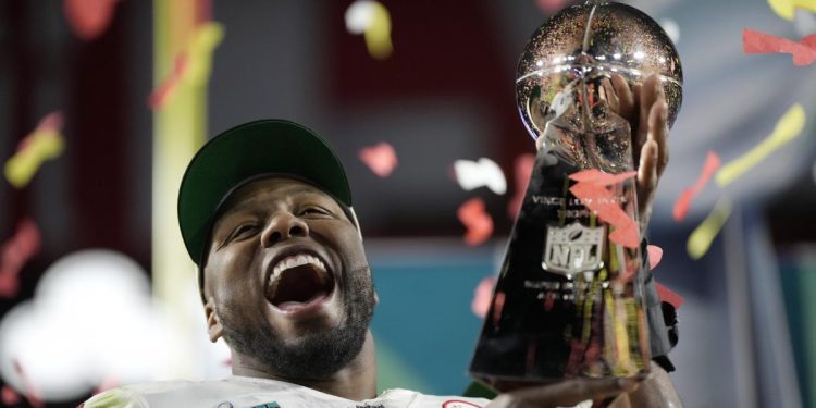 youtube's-nfl-sunday-ticket-includes-live-chat-and-highlights-in-shorts-|-engadget