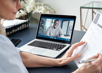 «ca-m'a-permis-d'avoir-mon-contrat»-:-sur-linkedin,-des-jeunes-parient-sur-des-cv-insolites-…
