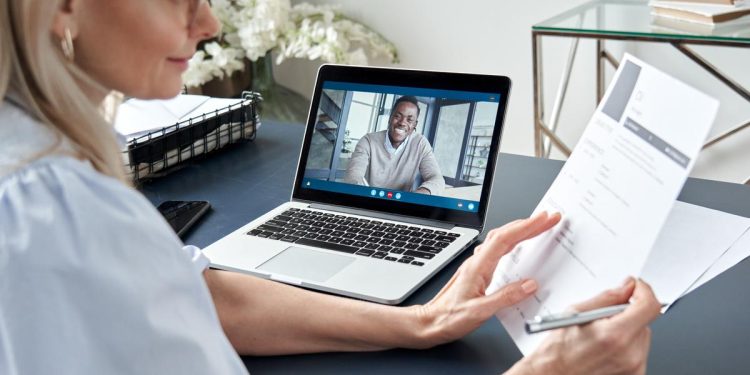 «ca-m'a-permis-d'avoir-mon-contrat»-:-sur-linkedin,-des-jeunes-parient-sur-des-cv-insolites-…