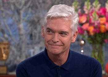 phillip-schofield-has-been-deleting-his-instagram-photos,-including-one-of-him-and-holly