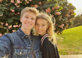 look:-robert-irwin,-girlfriend-rorie-buckey-go-instagram-official-–-upi.com