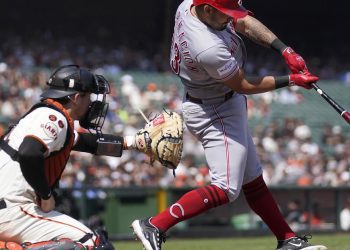 encarnacion-strand-homers-in-first-career-4-hit-game,-reds-beat-giants-4-1-–-cbs-news