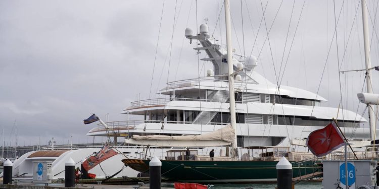 snapchat-founder-evan-spiegel's-superyacht-spotted-in-auckland-|-stuffco.nz