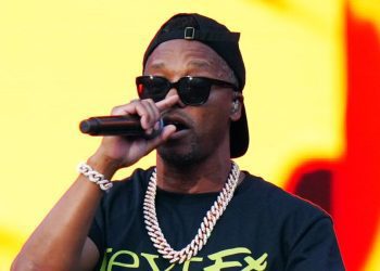 lupe-fiasco-keeps-the-show-going-by-spitting-freestyle-amid-technical-difficulties
