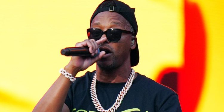 lupe-fiasco-keeps-the-show-going-by-spitting-freestyle-amid-technical-difficulties