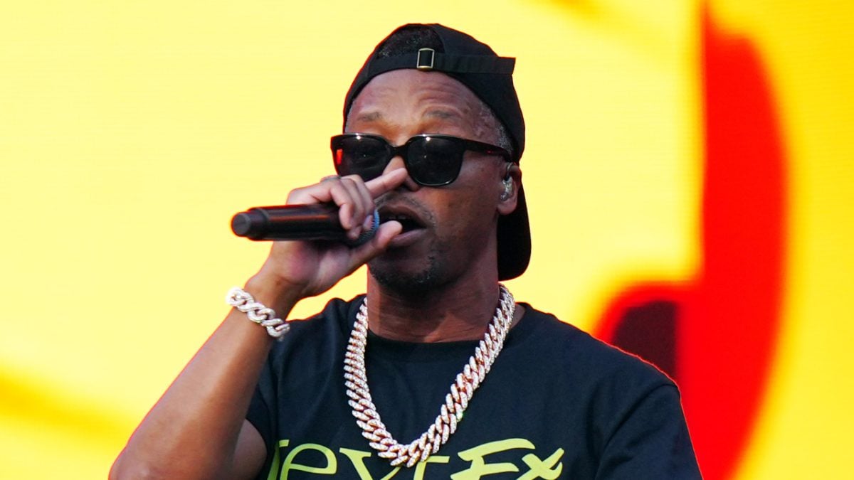 lupe-fiasco-keeps-the-show-going-by-spitting-freestyle-amid-technical-difficulties