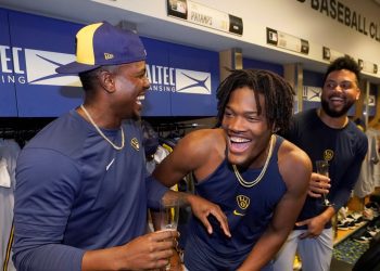 brewers-clinch-playoff-spot,-close-in-on-nl-central-title-–-spectrum-news