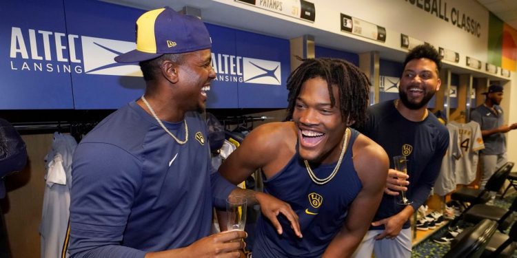brewers-clinch-playoff-spot,-close-in-on-nl-central-title-–-spectrum-news