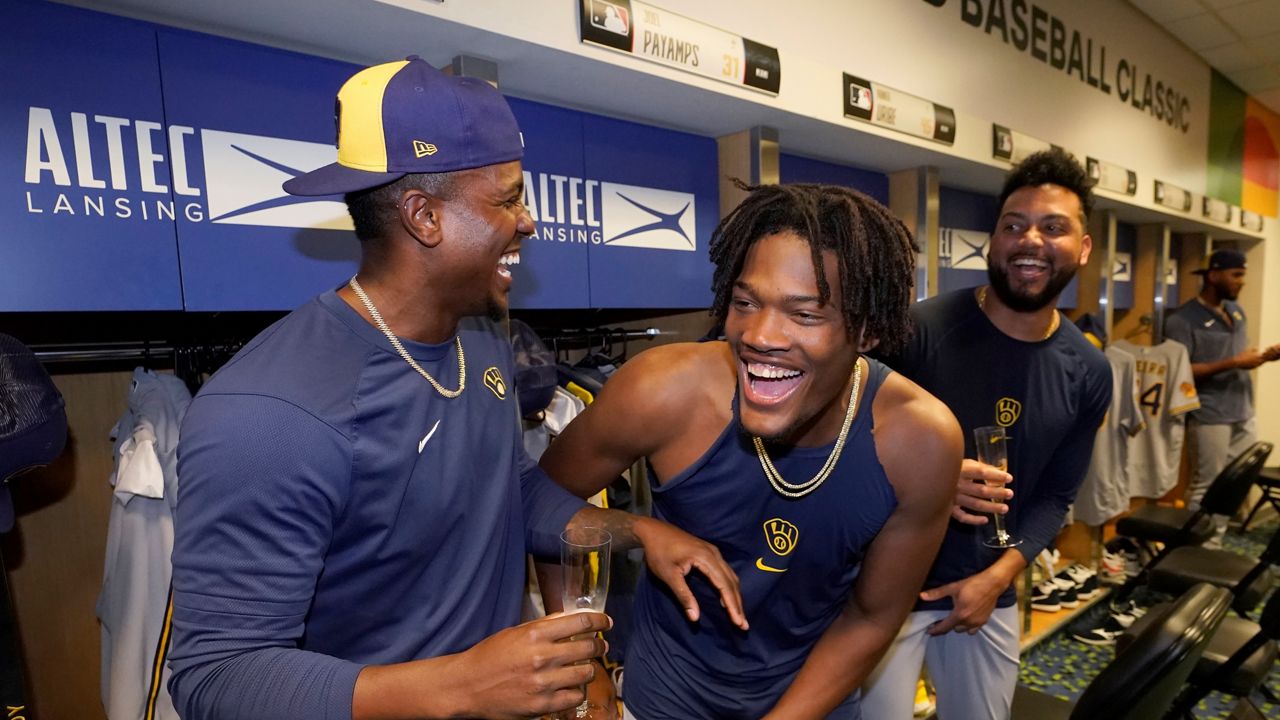 brewers-clinch-playoff-spot,-close-in-on-nl-central-title-–-spectrum-news