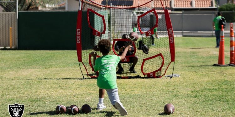 photos:-raiders-attend-boys-and-girls-club-42nd-annual-kids-day-out