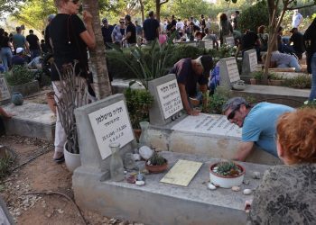 how-a-whatsapp-group-became-a-lifeline-amidst-hamas-attack-on-be'eri-kibbutz,-israel