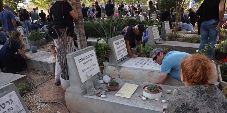 how-a-whatsapp-group-became-a-lifeline-amidst-hamas-attack-on-be'eri-kibbutz,-israel