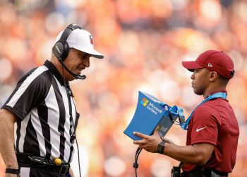 twitter-responds-strongly-to-referee-john-hussey's-horrible-browns-49ers-game