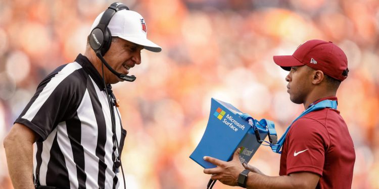 twitter-responds-strongly-to-referee-john-hussey's-horrible-browns-49ers-game