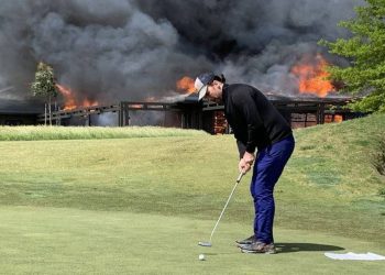 aus-man-finishes-round-of-golf-as-clubhouse-burns-down-–-1news