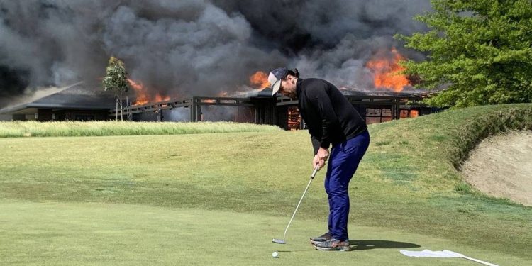 aus-man-finishes-round-of-golf-as-clubhouse-burns-down-–-1news