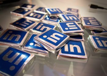 linkedin-introduces-an-ai-powered-chatbot-to-guide-job-seekers-–-winbuzzer