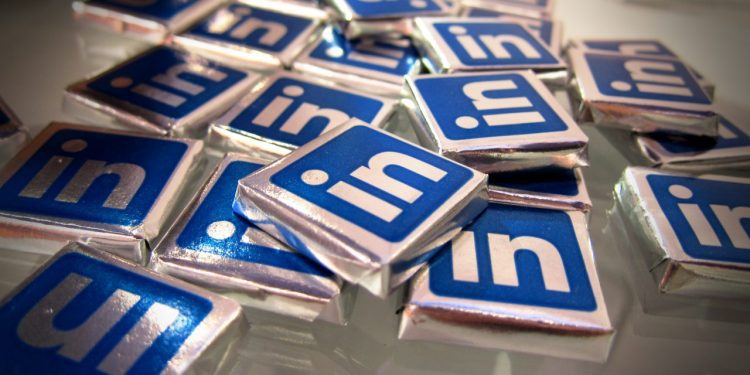 linkedin-introduces-an-ai-powered-chatbot-to-guide-job-seekers-–-winbuzzer
