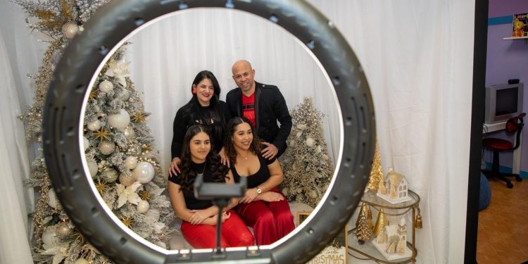 long-island-selfie-studios-set-up-fun-holiday-photo-backdrops-without-the-photo-shoot-price