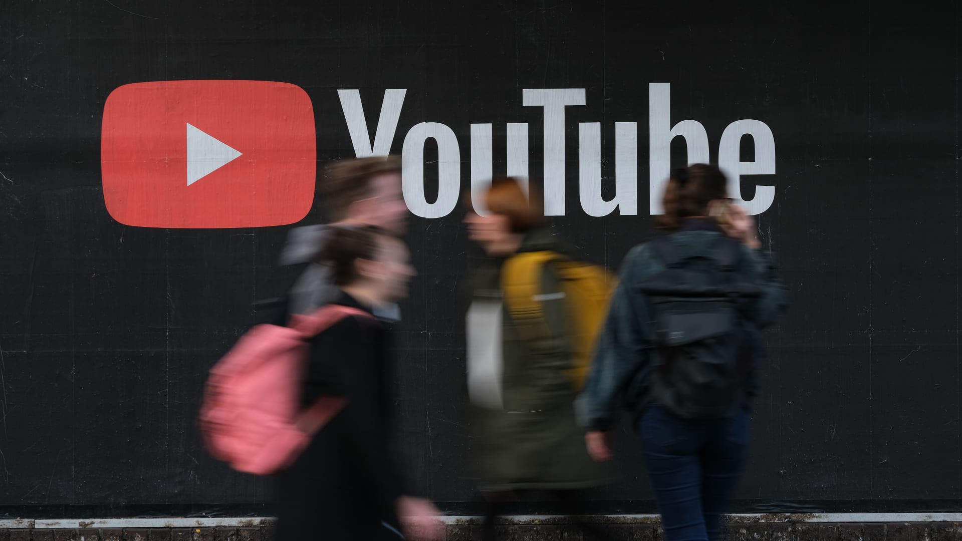 youtube-debuts-ai-tool-that-mimics-vocals-of-artists-like-john-legend,-demi-lovato-–-cnbc