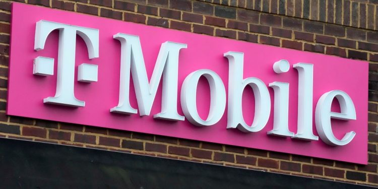 t-mobile-sued-after-employee-stole-nude-photos-from-customer's-phone