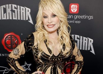 twitter-reacts-to-dolly-parton's-halftime-show-in-cowboys-commanders