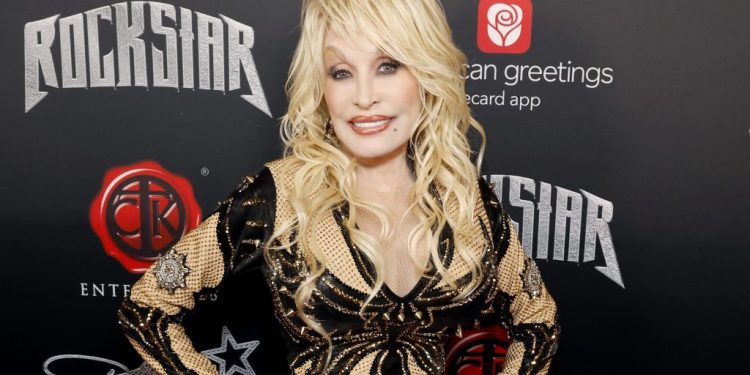 twitter-reacts-to-dolly-parton's-halftime-show-in-cowboys-commanders