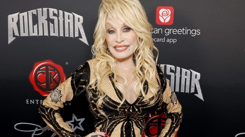 twitter-reacts-to-dolly-parton's-halftime-show-in-cowboys-commanders