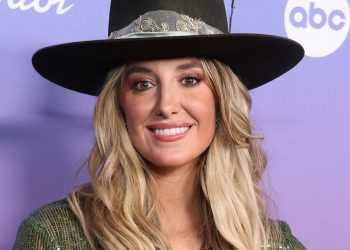 ‘yellowstone’-fans-are-in-“in-a-puddle-of-tears”-after-lainey-wilson’s-inspirational-instagram