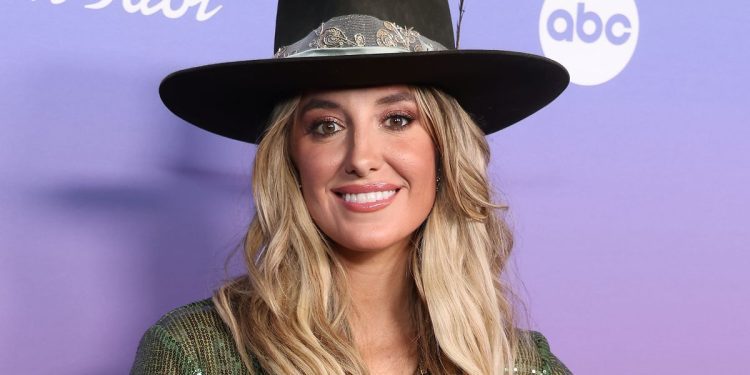 ‘yellowstone’-fans-are-in-“in-a-puddle-of-tears”-after-lainey-wilson’s-inspirational-instagram