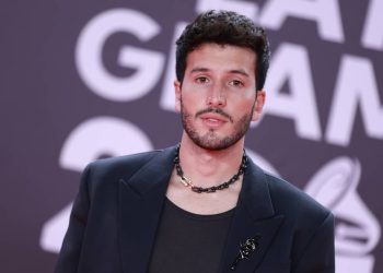 sebastian-yatra’s-unexpected-message-on-his-whatsapp-channel:-“an-album-to-cut-your-veins…”