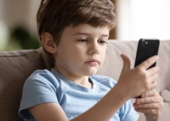 what-do-you-do-if-your-kids-get-addicted-to-youtube-and-social-media?-–-nz-herald