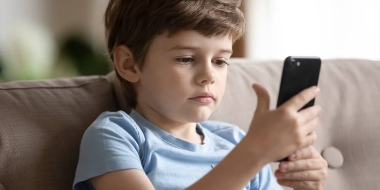 what-do-you-do-if-your-kids-get-addicted-to-youtube-and-social-media?-–-nz-herald