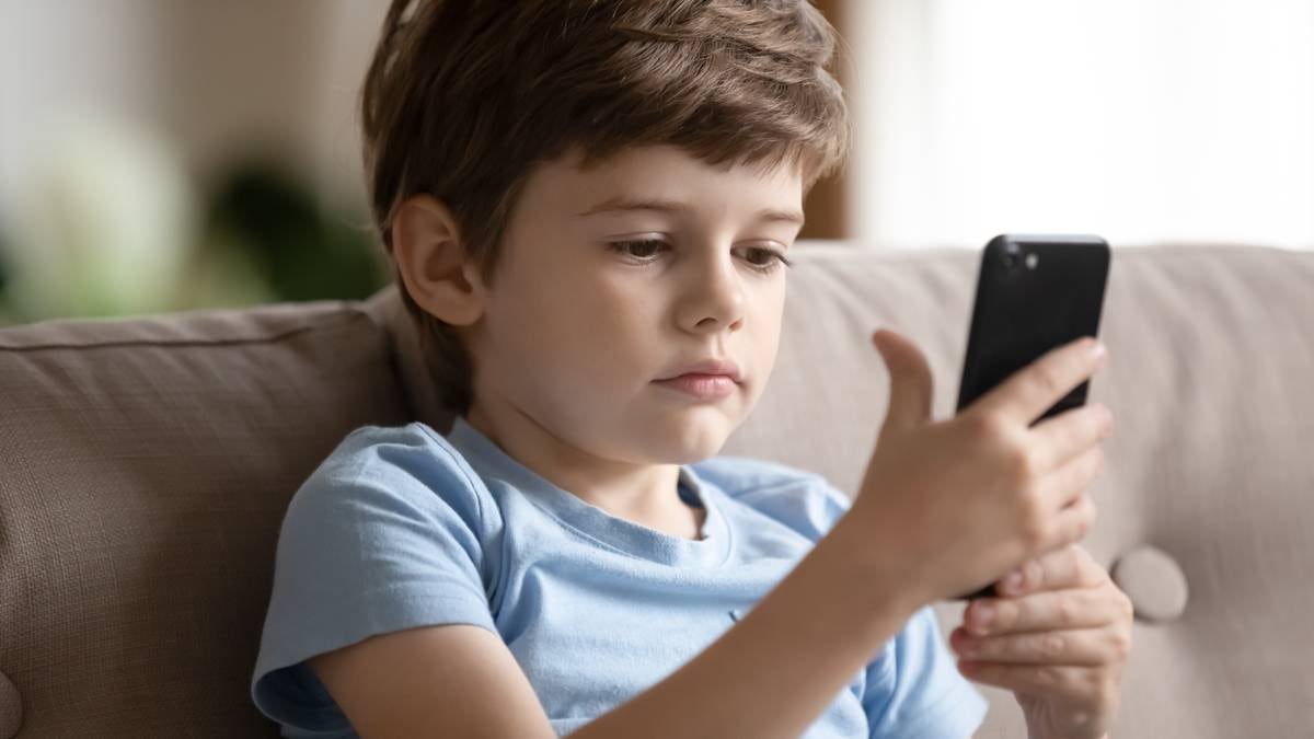 what-do-you-do-if-your-kids-get-addicted-to-youtube-and-social-media?-–-nz-herald