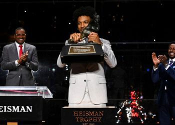 jayden-daniels-wins-heisman-trophy-with-prolific-season-–-spectrum-news