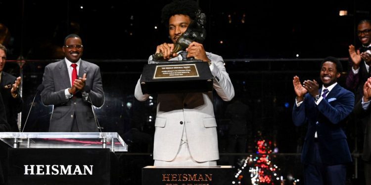 jayden-daniels-wins-heisman-trophy-with-prolific-season-–-spectrum-news