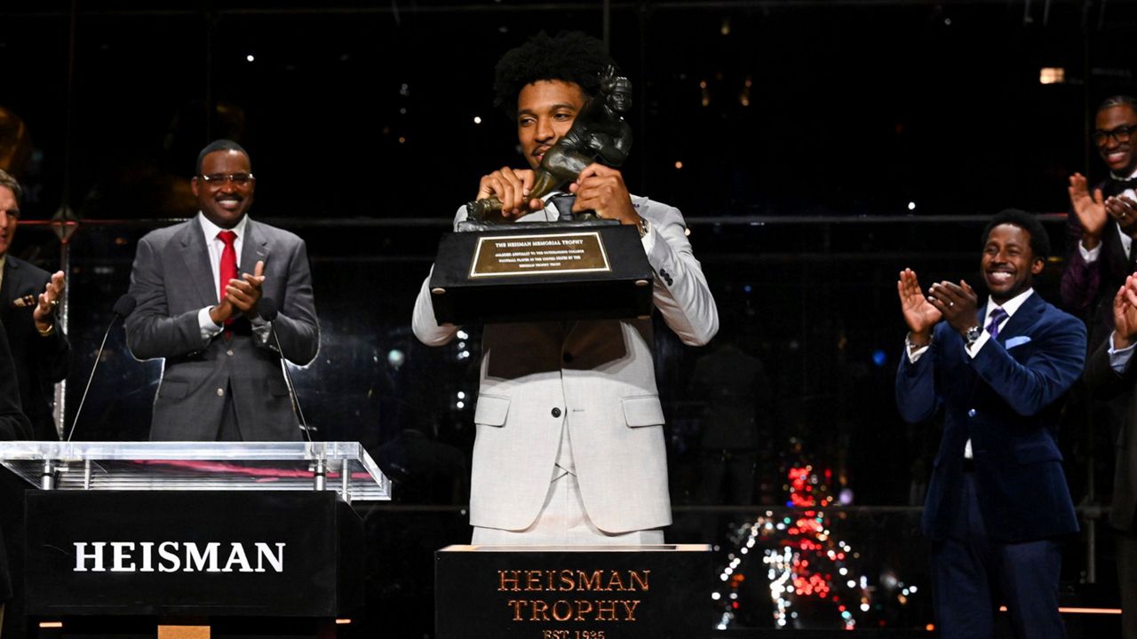 jayden-daniels-wins-heisman-trophy-with-prolific-season-–-spectrum-news