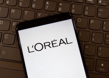 snapchat-partners-with-l’oreal-to-launch-ar-vending-machine-for-haircare-refills