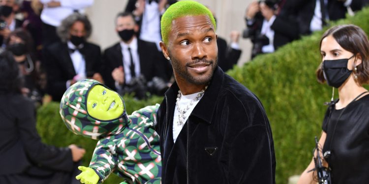 what-happened-to-frank-ocean?-coachella-billboards-and-singer’s-instagram-post-spark-…
