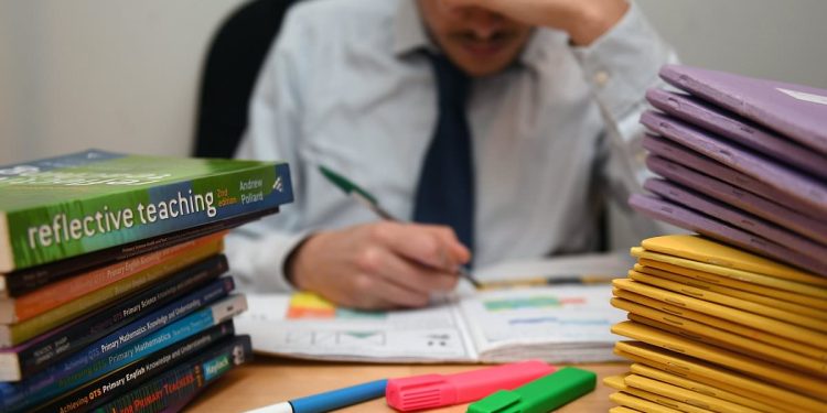 now-schools-ask-lawyers-to-draw-up-codes-of-conduct-for-parent-whatsapp-groups-–-daily-mail