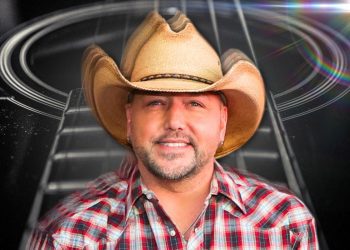 jason-aldean-caught-on-camera-doing-something-he-rarely-does-–-b98.5