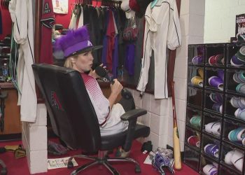what-cool-things-will-emma-find-in-the-d-backs-clubhouse?-|-12news.com