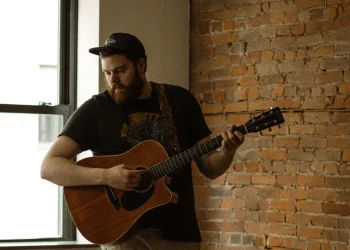 duluth-songwriter-ross-thorn-performs-new-songs-on-scenic-route-–-wtip