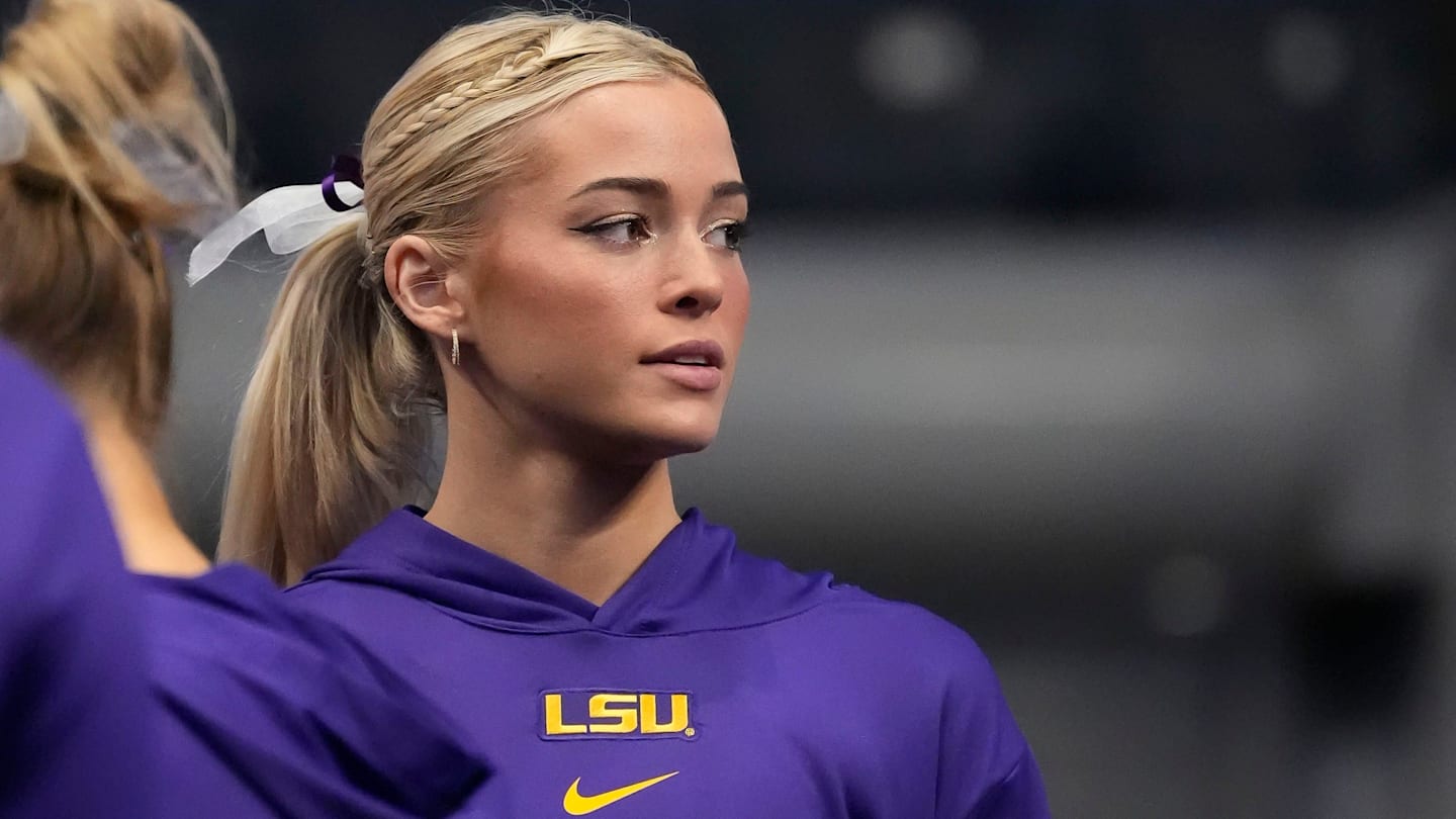 livvy-dunne-reveals-lots-of-freckles-in-makeup-free-selfie-close-up-–-sports-illustrated