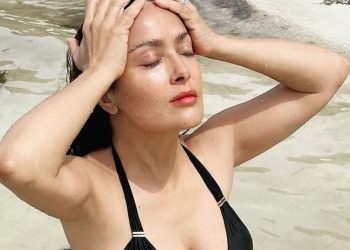 salma-hayek’s-bikini-cover-sets-instagram-on-fire-–-hola